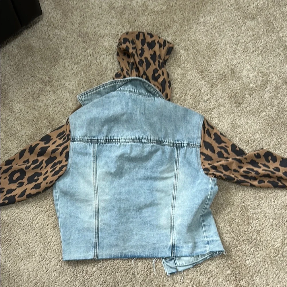 Kensie Blue and Brown Cropped Jean Jacket with Leopard Print - Picture 3 of 3